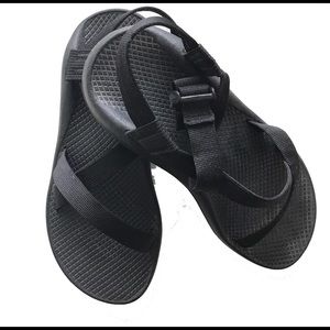 LIKE NEW WOMEN’s Chaco black sandals size 8